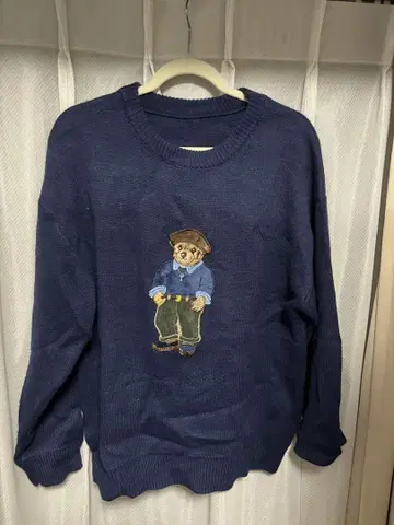 네이비 곰 자수 크루넥 스웨터