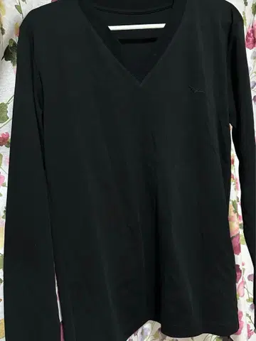 새상품 택 1piu1uguale3 블랙 V넥 긴팔 티셔츠