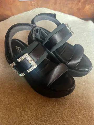 다이애나 비쥬 장식 통굽 스포츠 샌들