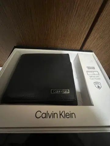 Calvin Klein 이단 접이식 지갑 블랙 가죽