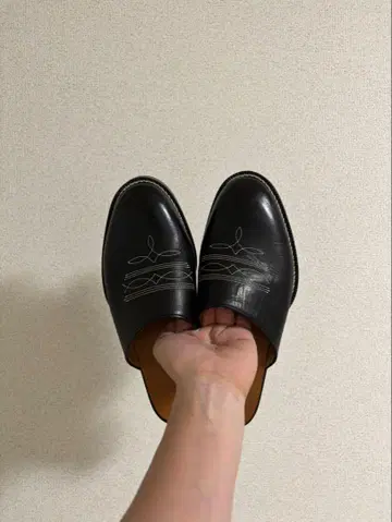 블랙 가죽 자수 로퍼