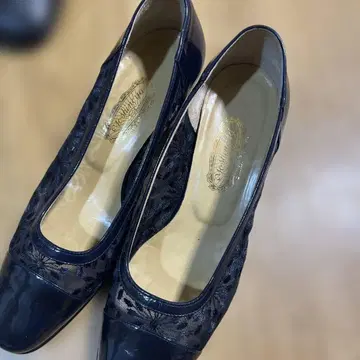 새상품급 긴자 요시노야 에나멜 펌프스 하이힐 블랙 22.5cm 포멀