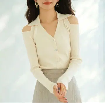 새상품 아이보리 오프숄더 스웨터