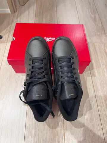 리복 클래식 블랙 스니커즈