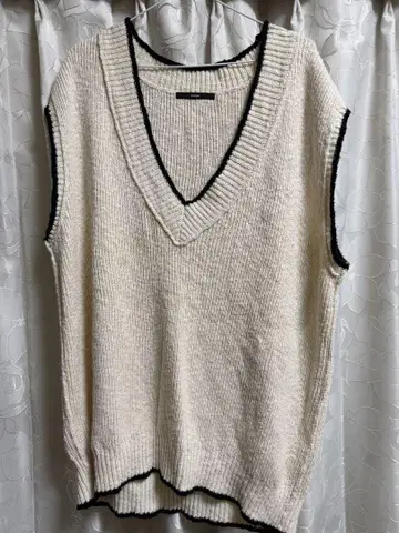 Kastane 아이보리 V넥 니트 베스트