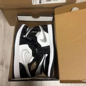 Jordan 1 Mid SE Patent Black White 26cm