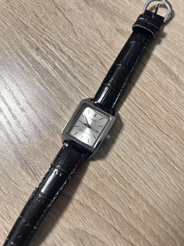CASIO 스퀘어형 실버 다이얼 손목시계