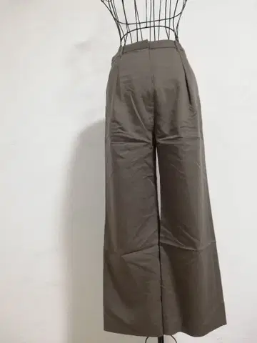카키 팬츠