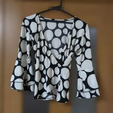 플라멩코 물방울 패턴 플레어 슬리브 셔츠