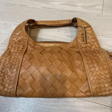 브라운 가죽 뜨개질 핸드백 갸라르다 가란테