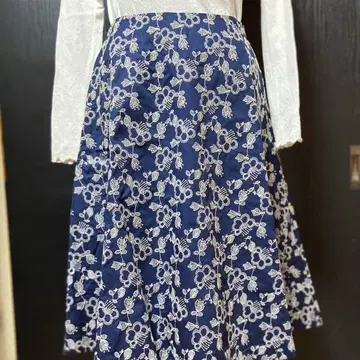 [엠제이알바이마치코진 런던] 자수 무늬 네이비 플레어 스커트