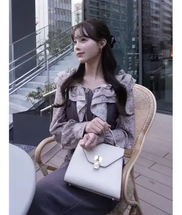 dazzlin 프릴 칼라 도킹 리브 원피스