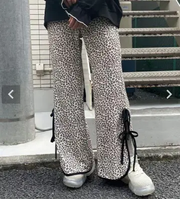 Candy stripper STRINGSLIT FLARED PANTS