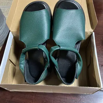 그린 가죽 오픈토 샌들