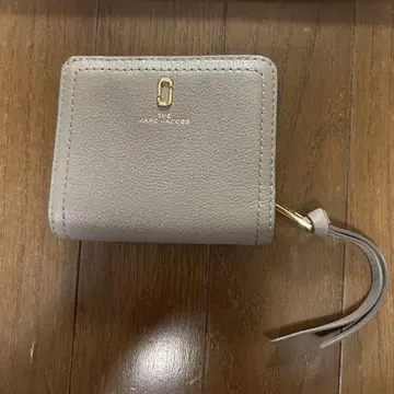 THE MARC JACOBS 이단 접이식 지갑 그레이
