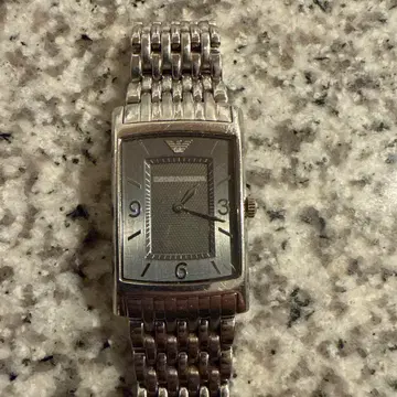 엠포리오 아르마니 실버 직사각형 케이스 손목시계