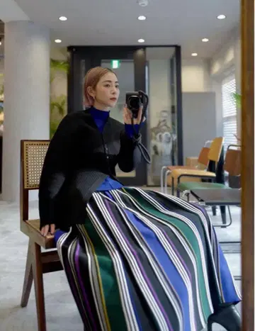 UN3D. 멀티 스트라이프 네이비 컨스트럭티브 스커트