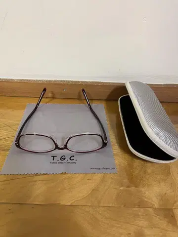 T.G.C. KE22044T 적자색 안경 케이스 포함