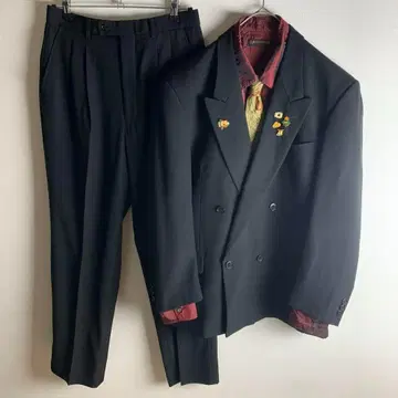 코디 세일 더블 셋업 블랙 핀즈 넥타이 셔츠 빨간색 페이즐리 무늬