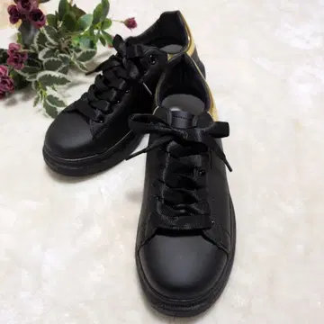 노브랜드 블랙 골드 악센트 스니커즈