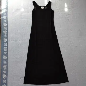 agnes b. 블랙 슬리브리스 맥시 길이 원피스 티셔츠