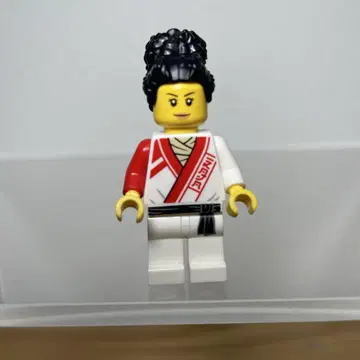 LEGO 도복 차림의 여성