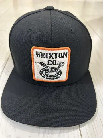 Brixton 스네이크 자수 패치 블랙 캡