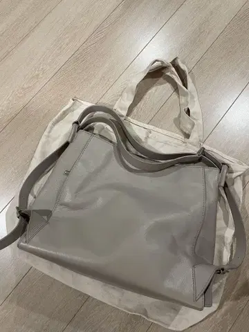 마더스 하우스 그레이 가죽 숄더백