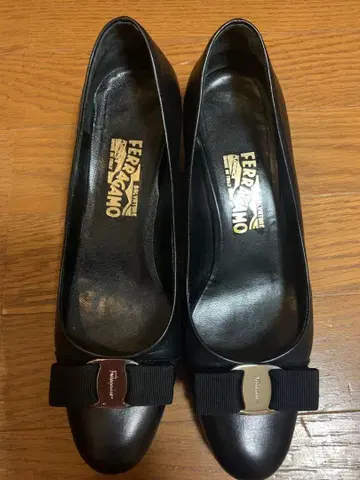 Ferragamo 블랙 펌프스 리본 포함