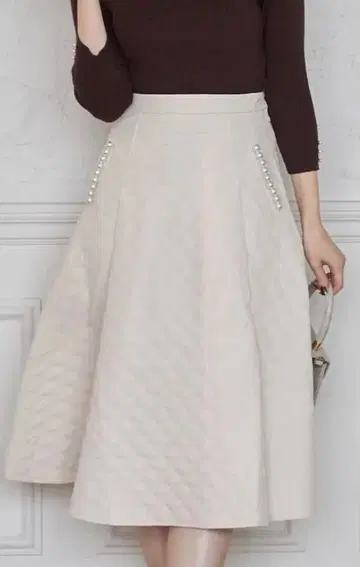 [ 새상품 ] tocco closet 엠보싱 퀼팅 턱 플레어 스커트