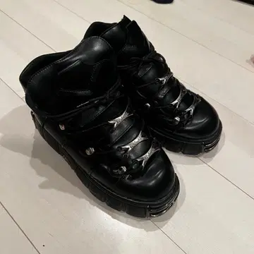 newrock풍 블랙 하이컷 스니커즈