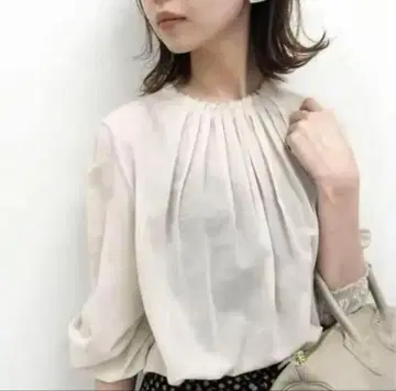 IENA 코튼 쉬폰 도비 셔링 블라우스