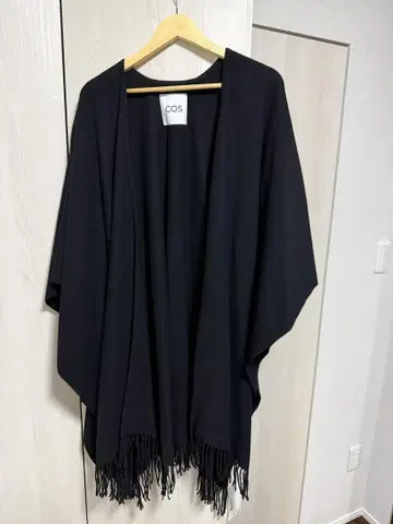 COS 블랙 프린지 부착 판초