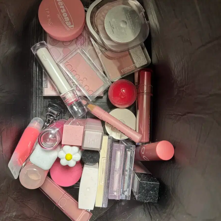 All cool-toned cosmetics for sale #화장품,#틴트,#섀도우,#블러셔