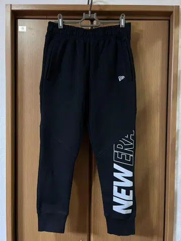 NEW ERA 블랙 조거 팬츠