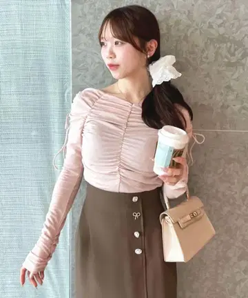 택 포함 미사용 새상품 LILLIAN CARAT 개더 디자인 상의