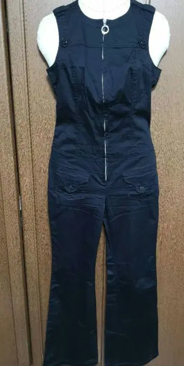 TOMMY JEANS 블랙 슬리브리스 살로펫 플레어 팬츠