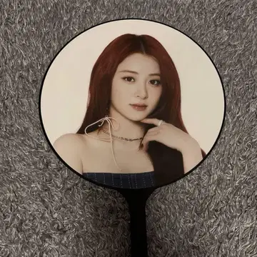 르세라핌 윤진 부채