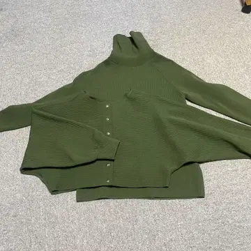 올리브색 터틀넥 가디건 앙상블