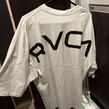 RVCA 화이트 T셔츠 백 프린트