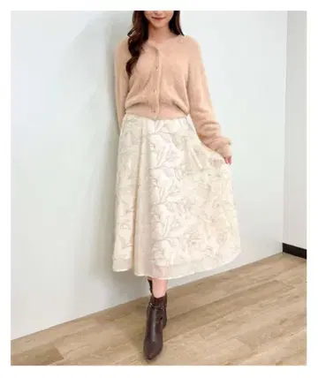 Noela 몰 자수 플라워 스커트 M 사이즈 미사용 새상품