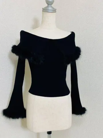 9116. MERCURYDUO 오프숄더 니트 인조 모피