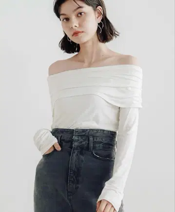 코코딜 오프숄더 컷 개더 상의