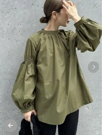 볼륨 개더 슬리브 블라우스