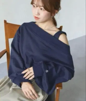 [ YUNA 기획 ] 소매 자수 3WAY 원숄더 맨투맨