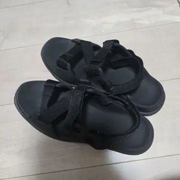 블랙 스포츠 샌들