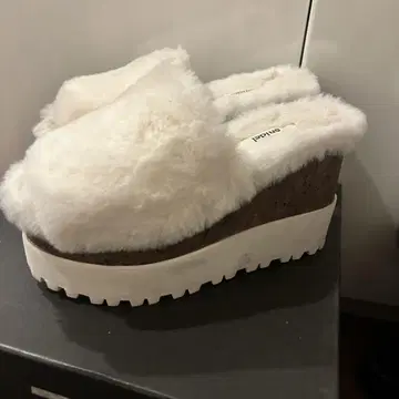 화이트 퍼 플랫폼 샌들