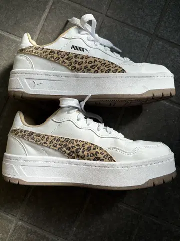 PUMA 화이트 레오파드 무늬 스니커즈