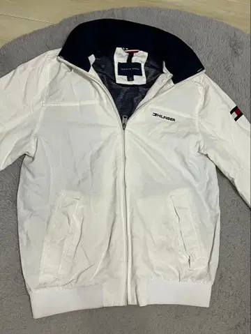 TOMMY HILFIGER 후드 부착 화이트 자켓