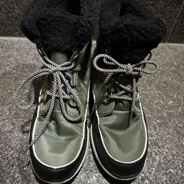 올리브 그린 퍼 부츠